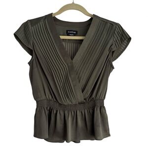 Bebe Olive Green Peplum Blouse Cap Sleeve V-Neck Pleated Sheer Back Top Size XS
